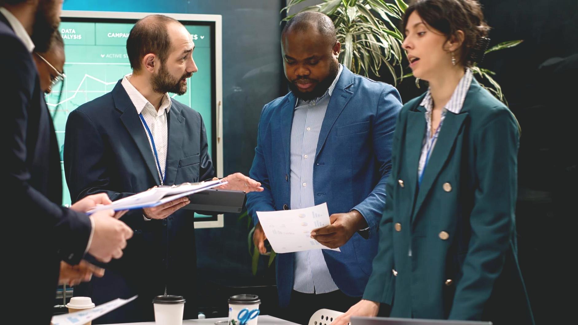 Session de planification financière personnalisée avec documents et ordinateur